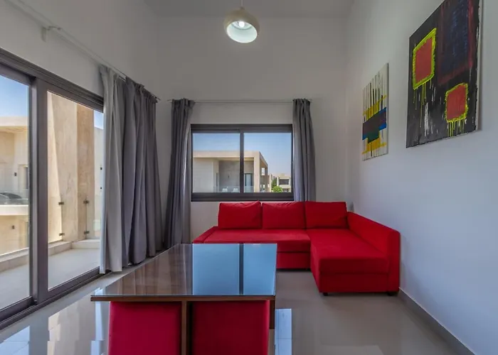Golden Apartments: Pool view 1-bedroom-apartment in GCribs